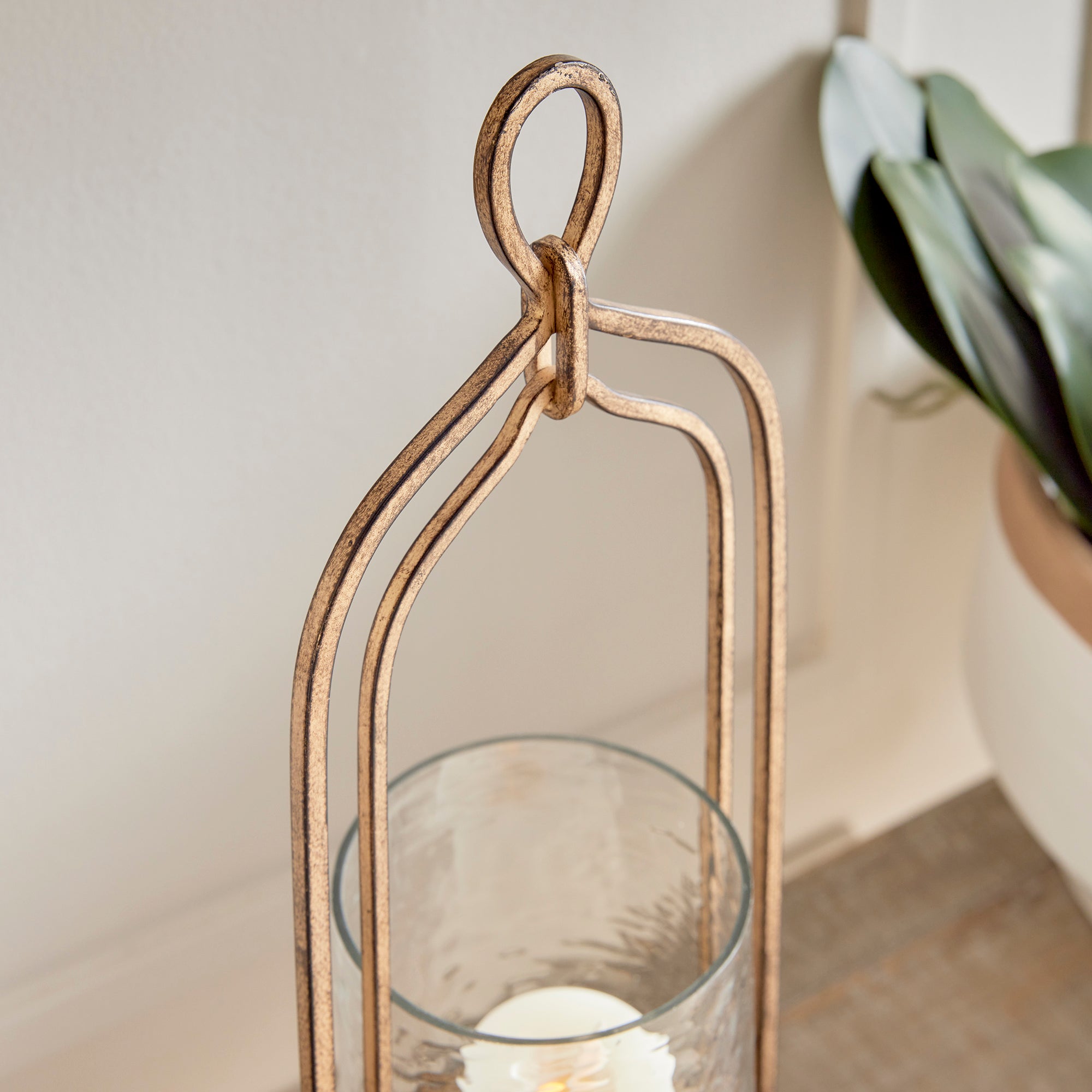 Small Amara gold hurricane with hammered glass