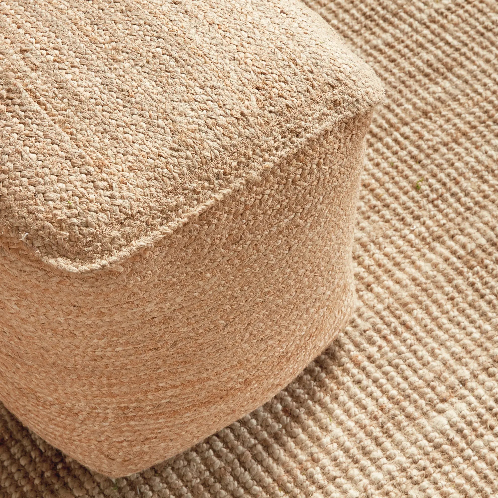 Square jute pouf in natural finish